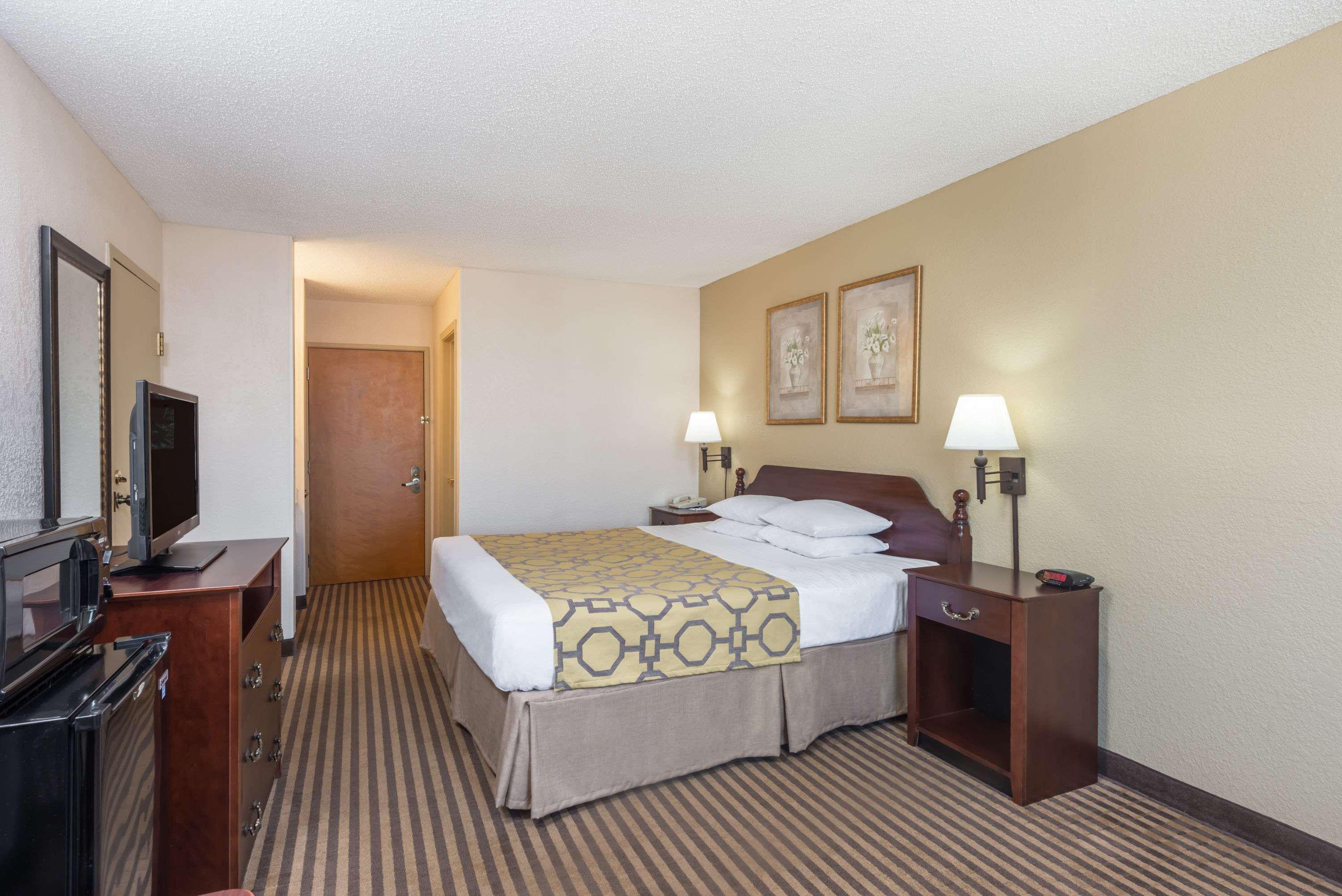 Baymont By Wyndham Metropolis Hotel Exterior foto